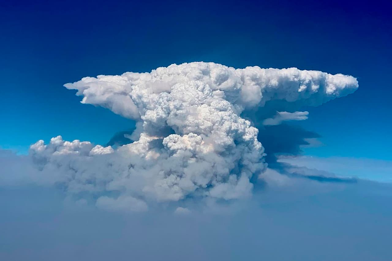 En esta foto tomada con un dron proporcionado por el Bootleg Fire Incident Command, se ve una enorme nube, también conocida como "nube de fuego", sobre el Bootleg Fire en el sur de Oregon el miércoles 14 de julio de 2021. Humo y calor de un incendio forestal masivo en el sureste de Oregon están creando "nubes de fuego" sobre el incendio: peligrosas columnas de humo y cenizas que pueden alcanzar hasta 30,000 pies (9,144 metros) y son visibles a más de 100 millas (160 kilómetros) de distancia.