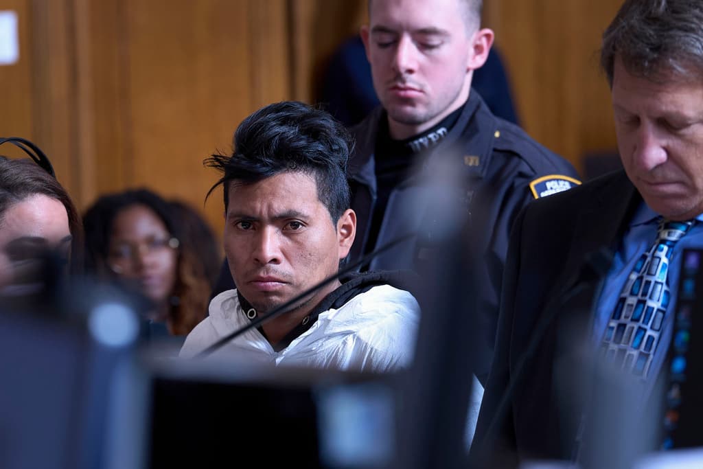 La comisionada de la Policía de Nueva York, Jessica Tisch, también respaldó públicamente la actuación de los oficiales, que no detuvieron a Sebastián Zapeta, como persona de interés, en el momento. Videos captados en la escena, el domingo 22 de diciembre, a las 7:30 de la mañana, muestran al hoy acusado sentado en la estación, frente al vagón donde la mujer a la que le prendió fuego, intentaba evitar que su vida se extinguiera.