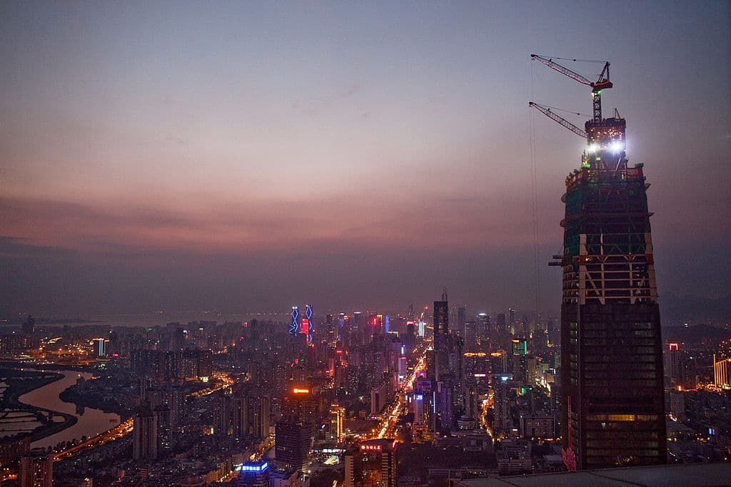 <b>#4 – Ping An Finance Centre (Shenzhen, China):</b> tiene 599 metros de altura, y su plan original contemplaba una antena de 60 metros, lo que casi permite que fuera el edificio más alto de China.