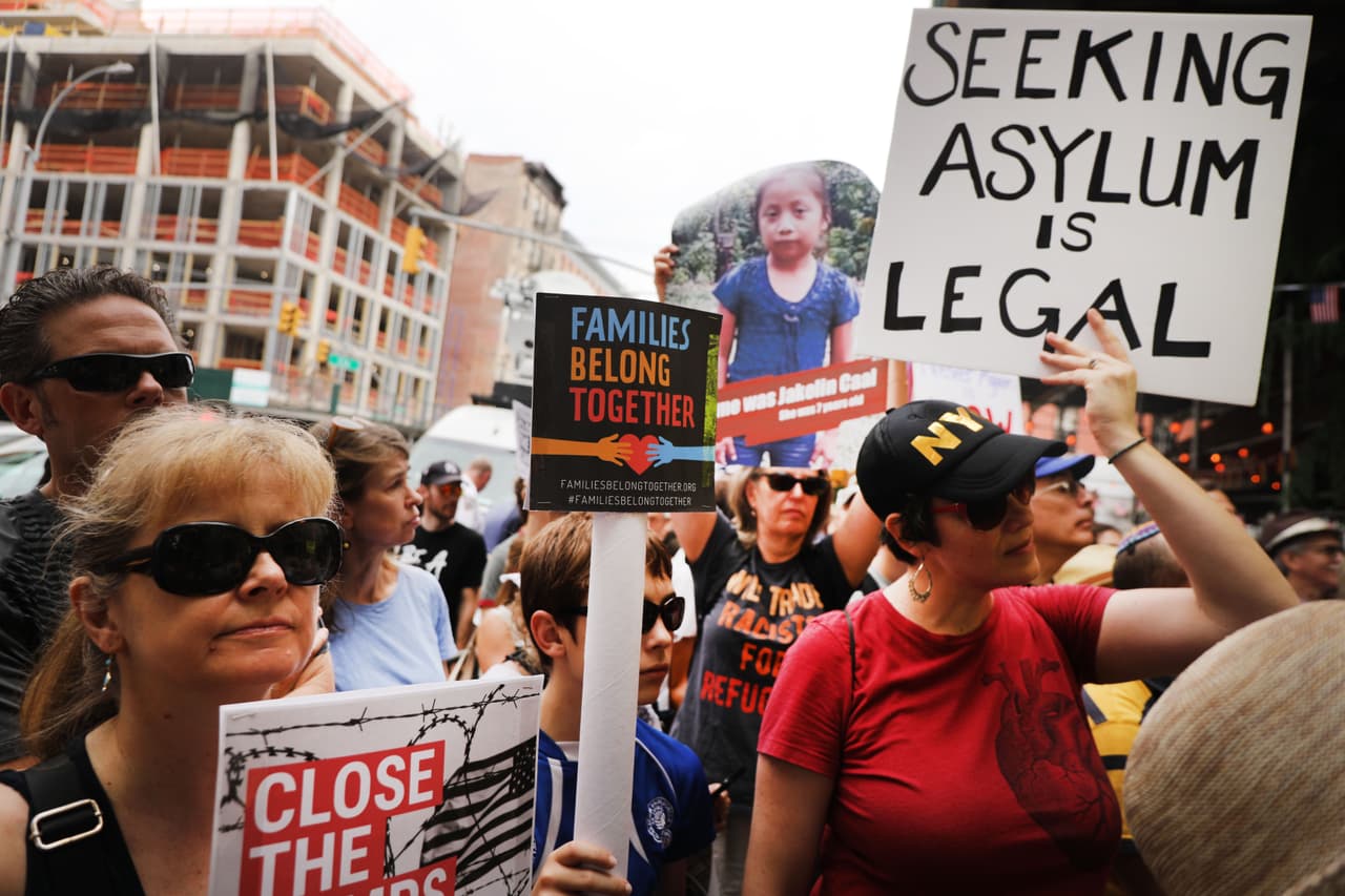 <b>“Buscar asilo es legal”</b>, otra de las frases vistas en Nueva York. Según el comunicado de los organizadores, "algunos están muriendo bajo custodia, o muriendo junto a sus padres mientras cruzan el río Bravo", límite fronterizo natural entre México y EEUU..