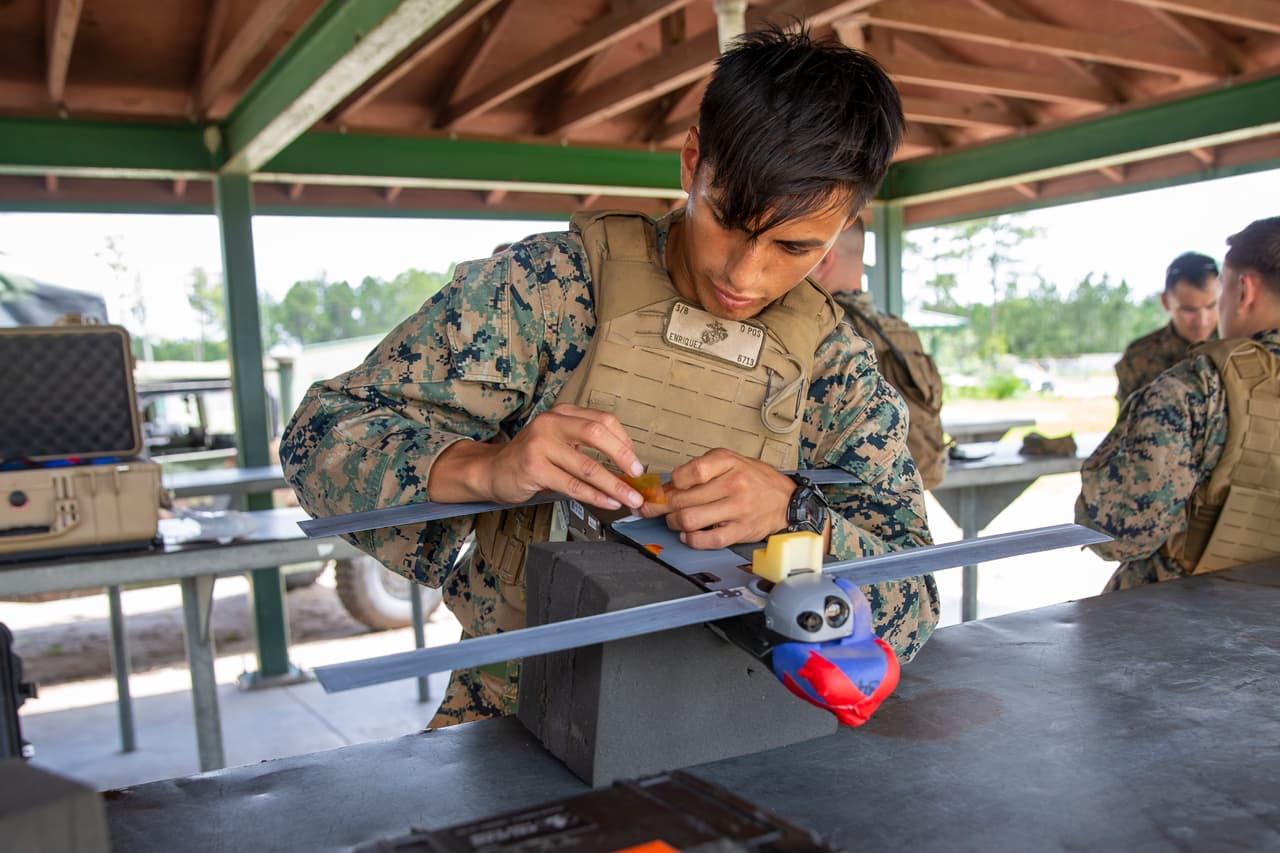 El modelo Switchblade 300 pesa unos dos kilos, vuela hasta 15 minutos seguidos y está diseñado para ser transportado en una mochila, según , según AeroVironment, el fabricante estadounidense. En la foto: Un marine estadounidense prepara un Switchblade Drone para su lanzamiento durante un ejercicio de entrenamiento en Camp Lejeune, Carolina del Norte, el 7 de julio de 2021.