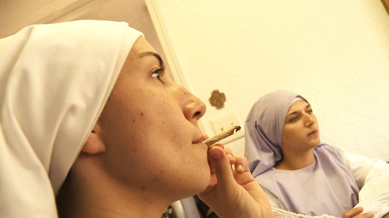 La 'hermana' Darcy (i) fuma marihuana junto a la 'hermana' Sydney