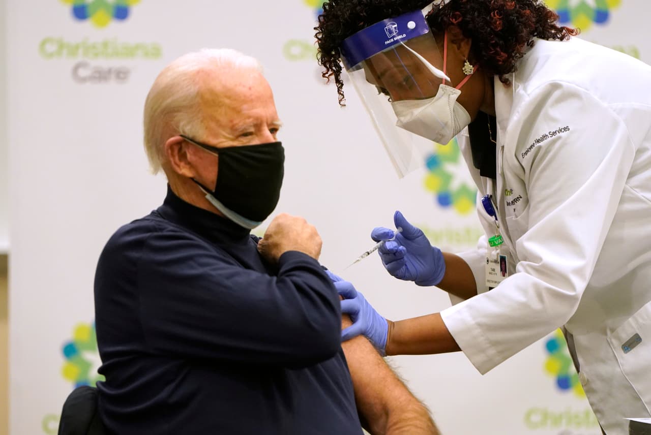 <b>Estados Unidos. 18.9 dosis administradas por cada 100 personas. </b>Hasta el momento en Estados Unidos se han administrado más de 65 millones de dosis de la vacuna, el mayor número de dosis administradas en el mundo. El 5.8% de la población (más de 350 millones) ya está inoculada totalmente (es decir, ya recibió las dosis necesarias según la especificaciones de cada vacuna).