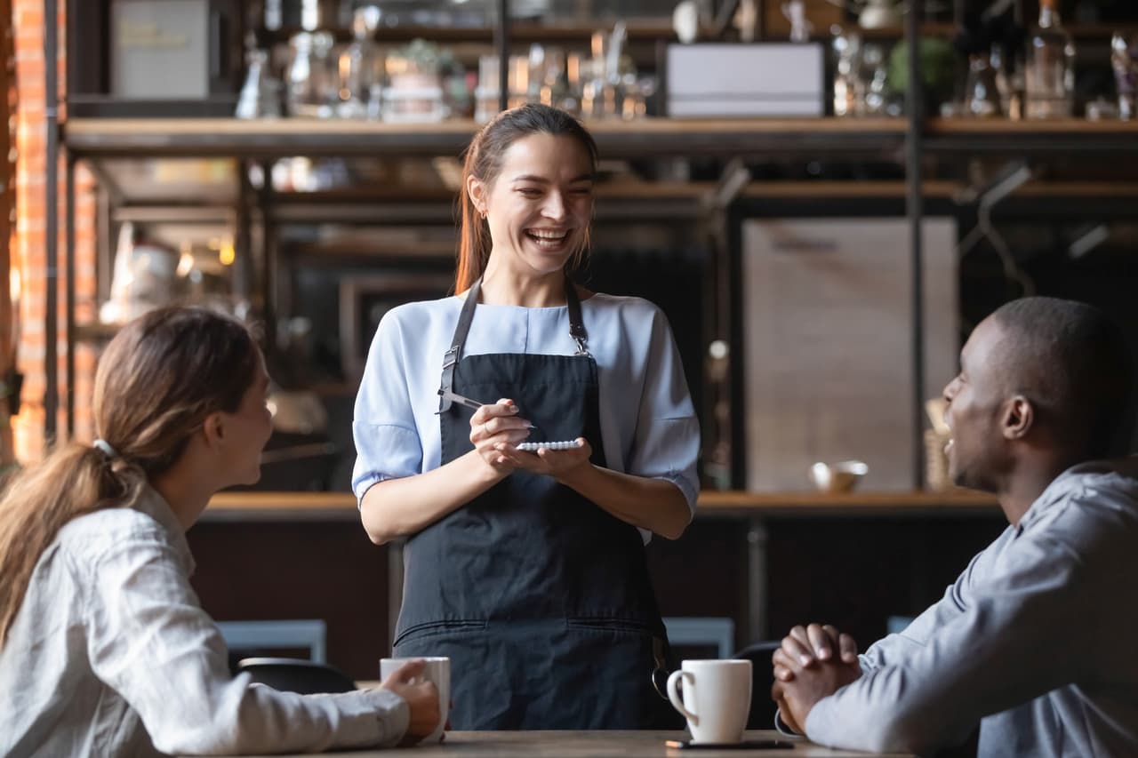 <b>Restaurantes</b>. Si eres del grupo de los que prefieren comer fuera, también prepárate a pagar más. De acuerdo a Business Insider, los restaurantes han tenido la 
<a href="https://www.businessinsider.com/restaurant-prices-had-biggest-spike-in-40-years-2021-8">mayor alza en sus precios en los últimos 40 años</a>.