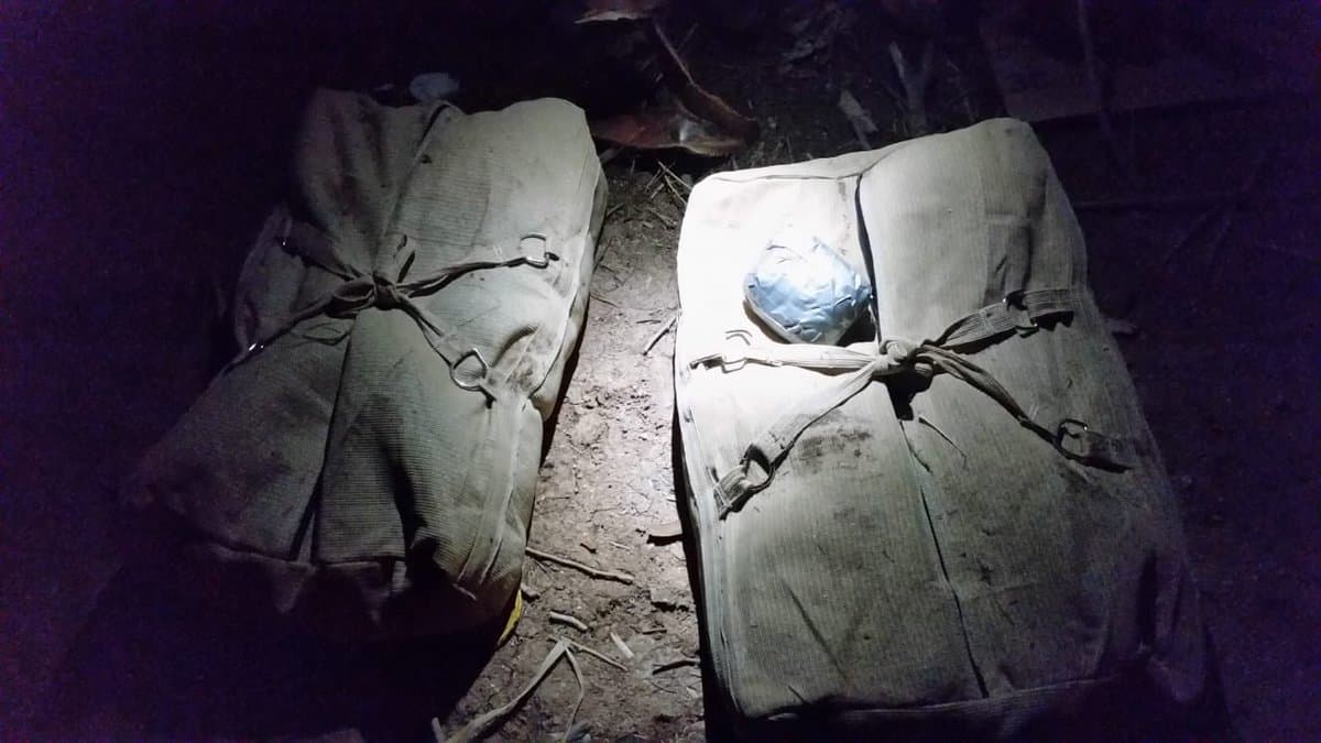 Las autoridades lograron decomisar casi 130 libras de metanfetamina que fueron transportadas en el pequeño avión y arrestaron a dos personas que acudieron al lugar a recoger la mercancía.