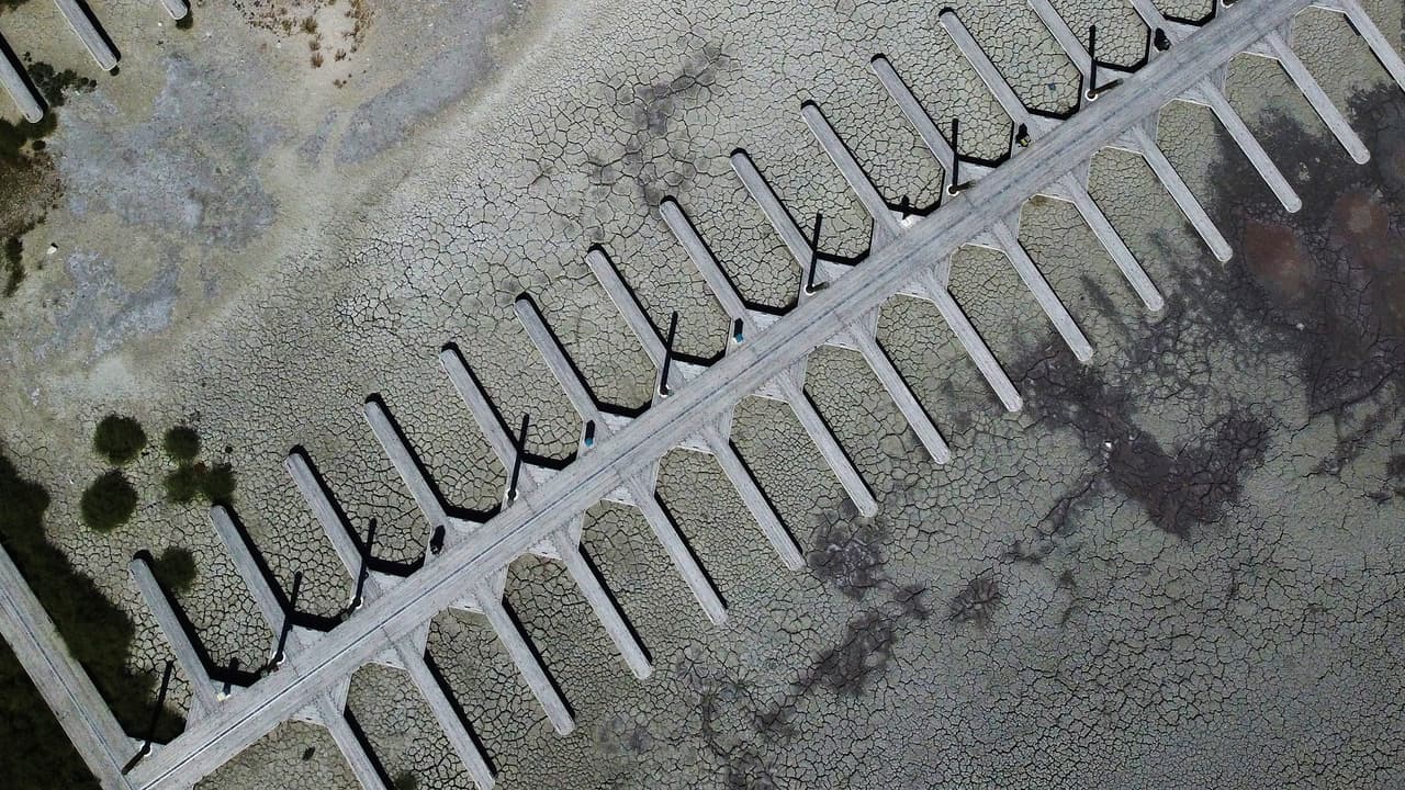 El Gran Lago Salado alberga extensas poblaciones de camarones de salmuera y minas de sal y magnesio, además es centro de actividades recreativas, aporta unos 
<b>1,500 millones de dólares al estado de Utah cada año</b>. Puerto deportivo de Antelope Island el miércoles 31 de agosto de 2022.