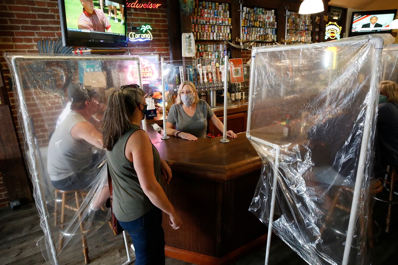 Las imágenes muestran barreras improvisadas con plásticos y tubos para separar a los comensales que deciden comer en la barra del restaurante, así como una barrera del mismo material para proteger a los empleados del lugar, pero también la dificultad para exigir el uso de tapabocas y mantener al menos seis pies de distancia entre clientes y personal en todo momento.