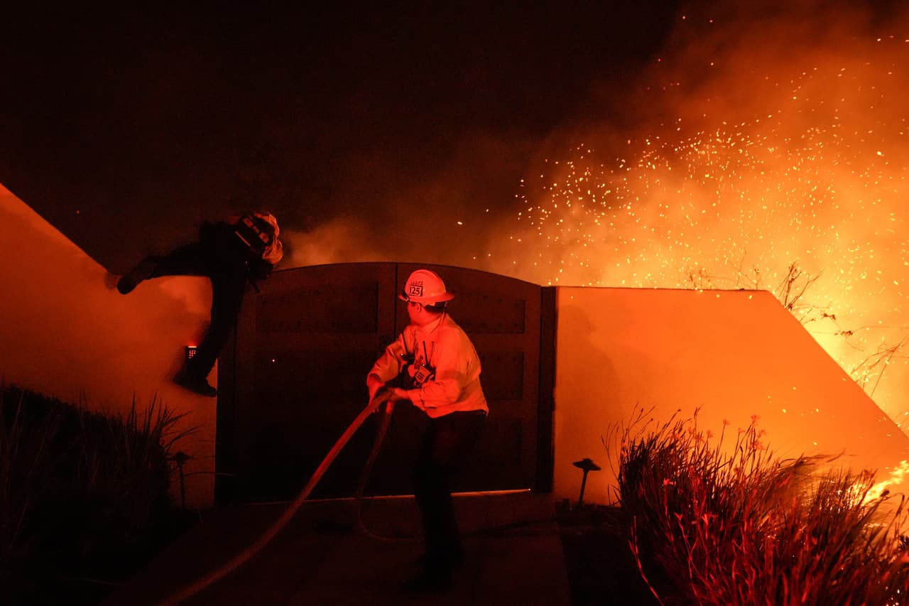 Funcionarios del 
<b>Departamento de Bomberos del Condado de Los Ángeles</b> estimaron que casi 3 millas cuadradas (7.7 kilómetros cuadrados) de árboles y maleza seca se habían quemado y las estructuras estaban amenazadas.
