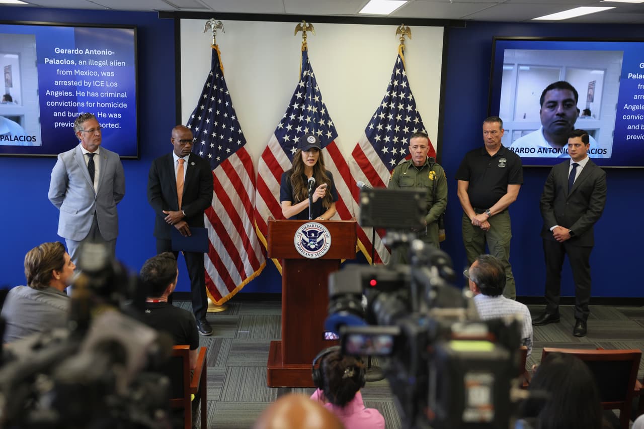 El Departamento de Seguridad Nacional informó en la red social X que los miembros del Servicio Secreto pensaban que Padilla "era un atacante".
<br>
<br>"Interrumpió una conferencia de prensa en vivo sin identificarse, ni llevar su insignia de seguridad del Senado, mientras se dirigía a la secretaria Noem", declaró el DHS.