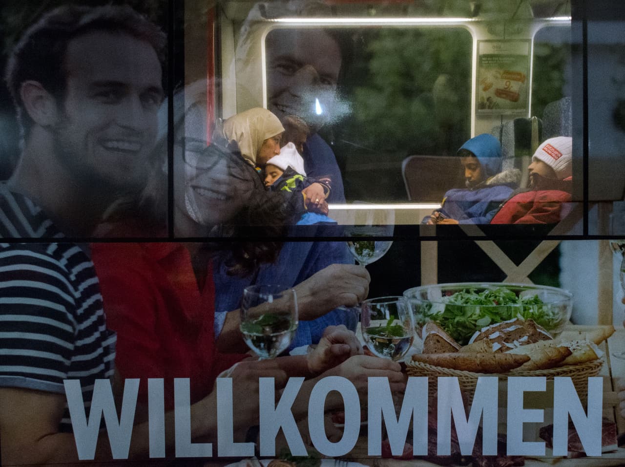 <b>Capítulo 6. Bienvenidos a Europa.</b> Un nuevo tren llega. Va decorado con unos grandes rótulos de publicidad que ocupan todo el exterior del vagón. “Willkomen”, dice parte del texto rodeado por grandes caras impresas de jóvenes rubios sonrientes sentados a una mesa. El fotoperiodista se desespera cada vez que se abre y cierra la puerta corredera automática, que tapa el cartel publicitario, con la entrada y salida de voluntarios repartiendo botellas de agua y algo de comida a los felices y cansados pasajeros. Enmarcada por el colorido anuncio, una madre se instala en su asiento con dos niños y un bebé. Finalmente se sienta y abraza con ternura al bebé. La cámara registra el instante preciso que el periodista esperaba con ansiedad. 
<b><a href="http://huelladigital.univisionnoticias.com/crisis-refugiados-javier-bauluz/capitulo-6/">(VER ESPECIAL COMPLETO).</a></b>