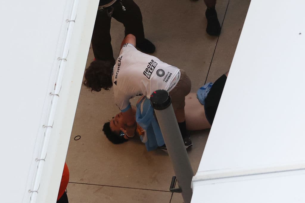 Hubo peleas entre fanáticos antes de que comenzara el partido. Esto llevó a que los implicados fueran detenidos. Perdieron dinero y ganaron problemas.