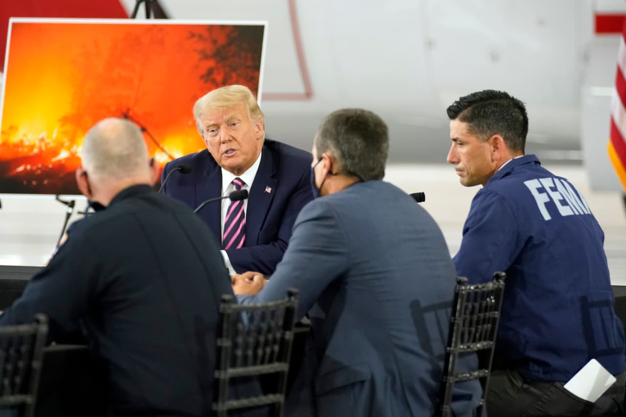 "Verán que pronto se pondrá más fresco", dijo Trump al Secretario de Recursos Naturales de California Wade Crowfoot (segundo del lado derecho). 
<br>"Quisiera que la ciencia esté de acuerdo con usted", le dijo Crowfoot. 
<br>"No creo que la ciencia sepa realmente", contestó Trump.