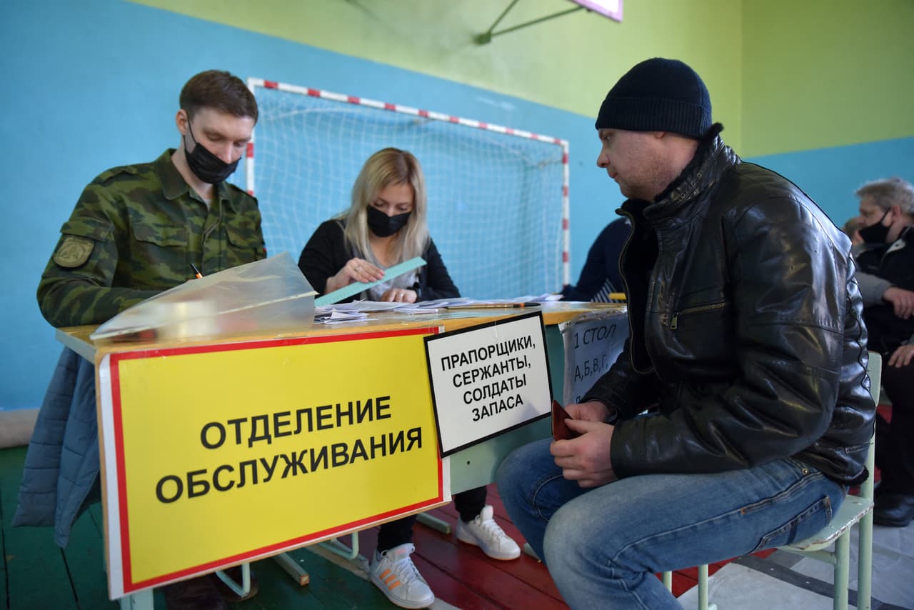 Un hombre se registra en un punto de movilización militar en Donetsk. El sábado, 
<a href="https://www.univision.com/noticias/politica/joe-biden-putin-invasion-ucrania-proximos-dias">las "repúblicas" de Donetsk y Lugansk también llamaron a la "movilización general"</a> de los hombres de 18 a 55 años ante una posible "agresión" de Kiev.