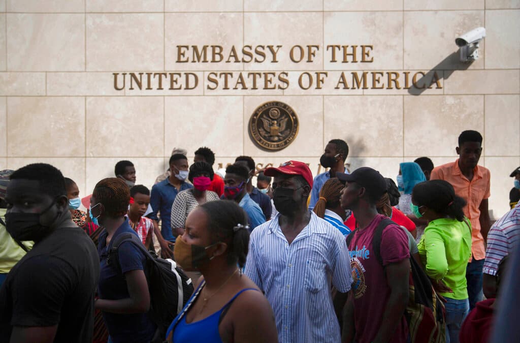 <b>Haití</b>
<br>
<br>Los futuros empleados y candidatos que estén fuera de EEUU deberán tramitar la visa en la embajada o consulado estadounidense en el extranjero.