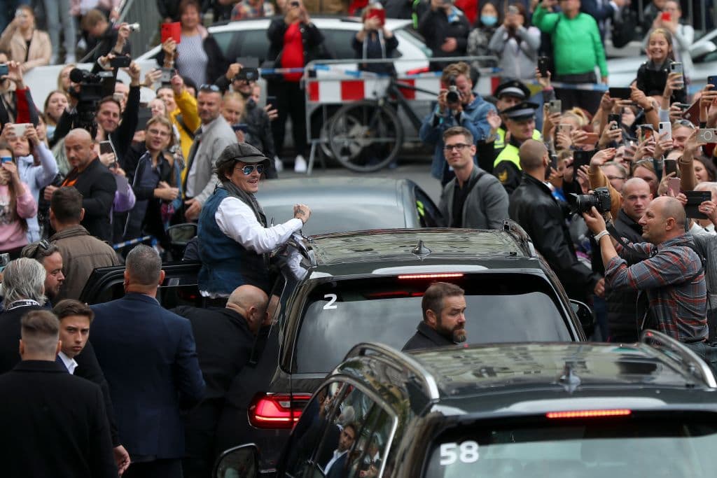 La premiere de la película en el Festival Internacional de Cine de Karlovy Vary, organizado en República Checa, congregó a una multitud de fans del actor. Depp no dejó de saludar, dar autógrafos y fotos mientras se trasladaba de su camioneta a la sala de proyección.