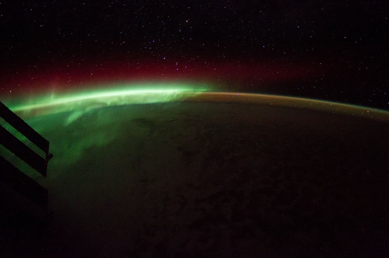 La tripulación de la ISS realiza experimentos biológicos, físicos, astronómicos y meteorológicos, aprovechando el ambiente espacial libre de gravedad y el recorrido que hace la estación al orbitar La Tierra. También prueban nuevos sistemas y equipos que se utilizarán en las misiones espaciales futuras. "¡Este año celebrando el día de San Patricio viendo la aurora desde la Estación Espacial”, escribió Hague junto a esta foto el 17 de marzo.