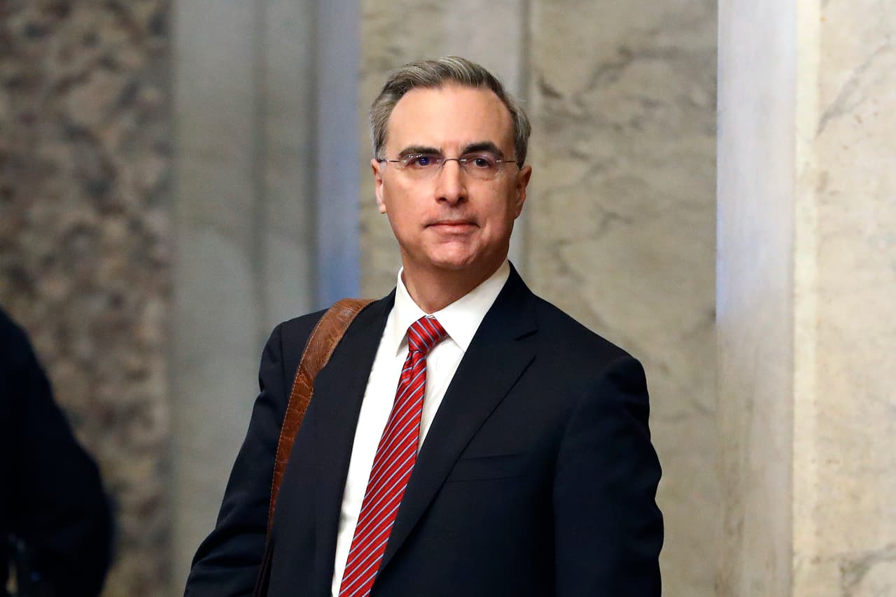 <b>Pat Cipollone, abogado de la Casa Blanca</b>. Lidera el equipo de defensa del presidente en el juicio político. Fue asistente de 
<a href="https://www.univision.com/temas/william-barr">William Barr</a> entre 1992 y 1993, cuando éste fue Fiscal General en la administración de George W. H. Bush. También trabajó para firmas privadas y uno de sus clientes fue el propio 
<a href="https://www.univision.com/temas/donald-trump">Donald Trump</a>, entre otros empresarios.