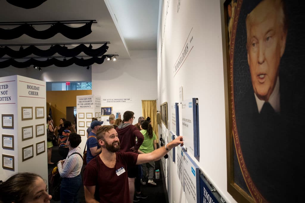 En otra parte de la 'biblioteca', los visitantes pudieron ver las 'predicciones' de Trump tal cual Nostradamus y conocer si se han cumplido los vaticinios. (Drew Angerer/Getty Images)