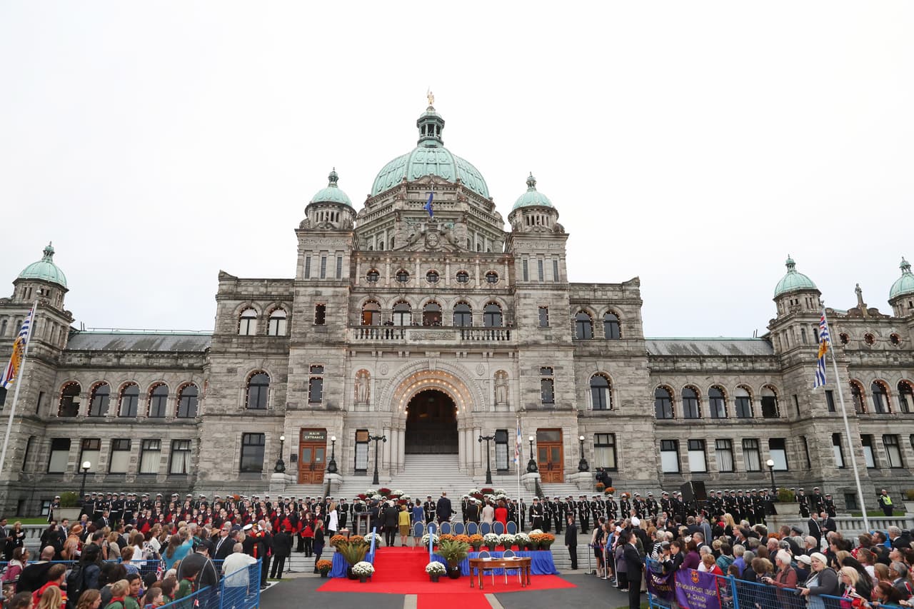 <h3 class="cms-H3-H3">8. Victoria, Canadá </h3>
<br>
<br>Llegar en 
<b>ferris pintorescos desde la popular Vancouver </b>ya es suficiente motivo para visitar la capital de Columbia Británica en 
<a href="https://www.univision.com/temas/canada">Canadá</a>. Esta entidad tiene la bien ganada fama de ser lo más parecido a una ciudad inglesa, 
<b>gracias a la oferta culinaria de sus establecimientos en los que se continúa sirviendo meriendas británicas. También es una experiencia salir de la ciudad y adentrarse en los bosques</b> aledaños.