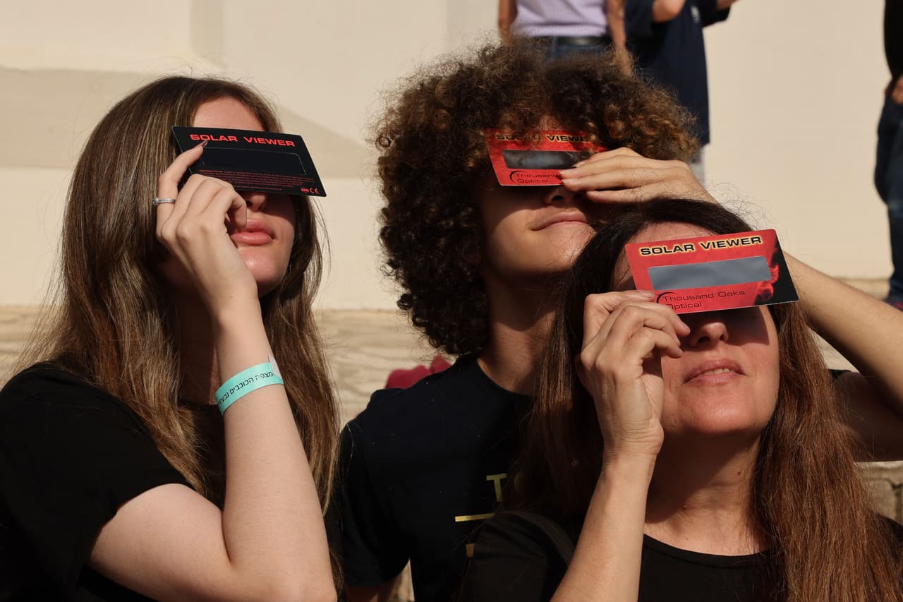 <b>¿Cómo ver el eclipse de manera segura?</b>
<br>De acuerdo con la NASA, durante un eclipse anular, 
<b>“nunca es seguro mirar directamente al Sol</b> sin protección ocular especializada diseñada para la observación solar”, por lo que sólo debe verse a través de un
<b> visor solar portátil, o con las llamadas <a href="https://eclipse.aas.org/resources/solar-filters" target="_blank">gafas de eclipse</a></b>, que son miles de veces más oscuras que unos lentes de sol convencionales.