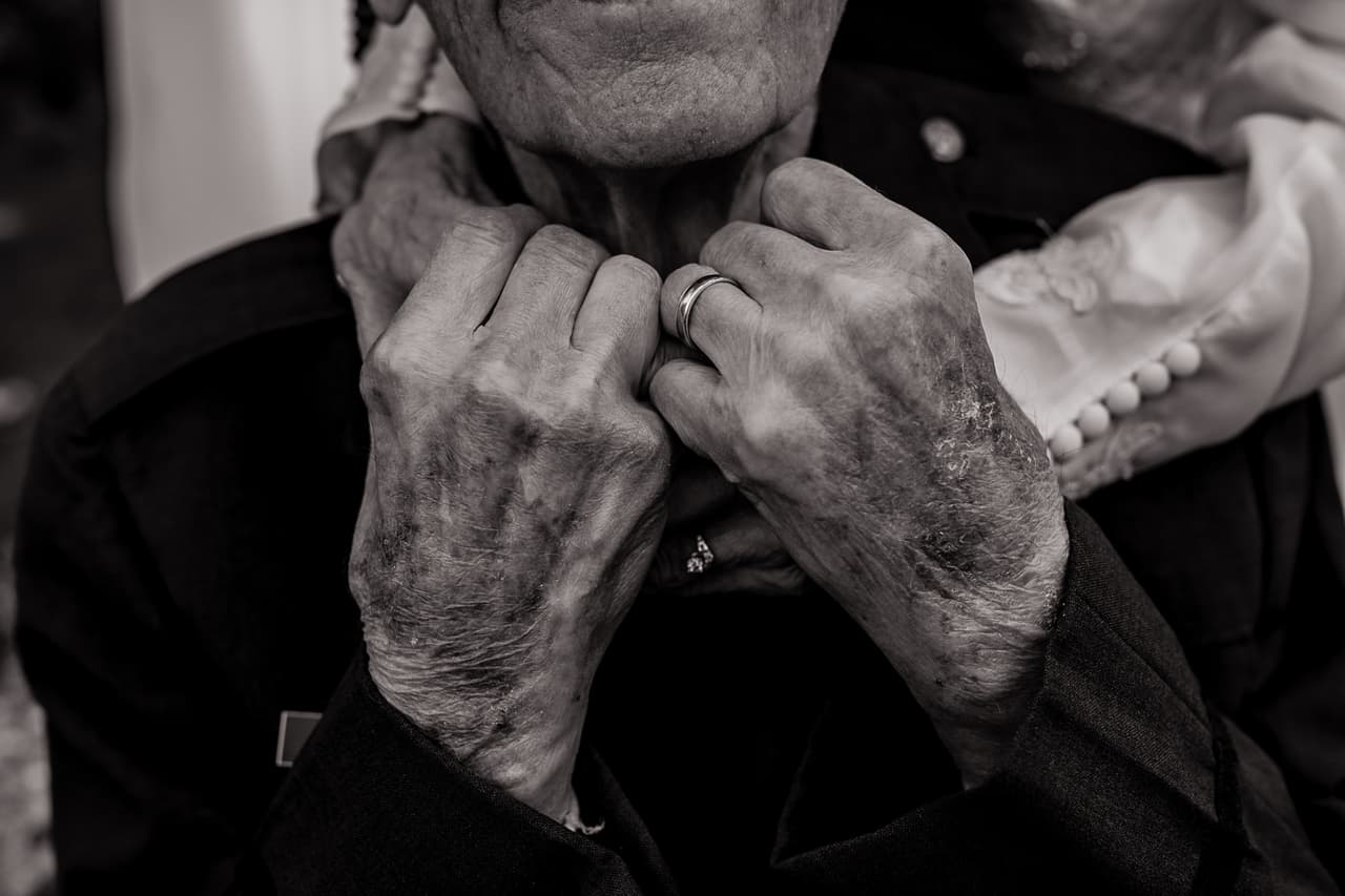 El St. Croix Hospice, que han brindado atención a los Kings durante casi un año, dijo que "la pareja tiene más de 90 años, pero 
<b>su </b>
<a href="https://www.univision.com/temas/amor">amor</a>
<b> es tan fuerte como siempre</b>. Estaban encantados con el día y no pueden creer toda la atención que sus fotos han recibido en línea".