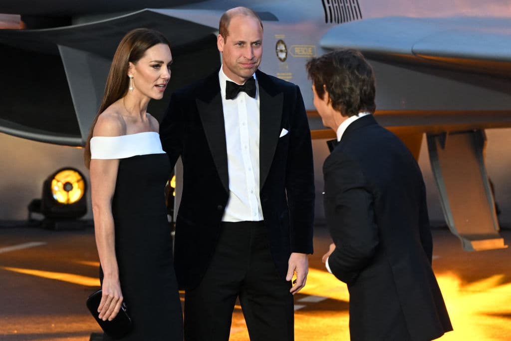 El atuendo que eligió la duquesa de Cambridge es un vestido del diseñador Roland Mouret con un escote bardot. 
<br>