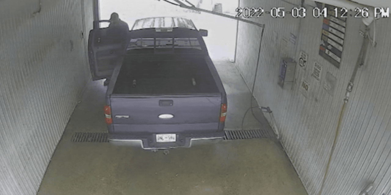 Caso Vicky White y Casey White. Horas antes de dar con ellos, los alguaciles publicaron fotos que se se sospechaba eran del fugitivo Casey White y la camioneta en la que huyó junto a la funcionaria a Indiana.