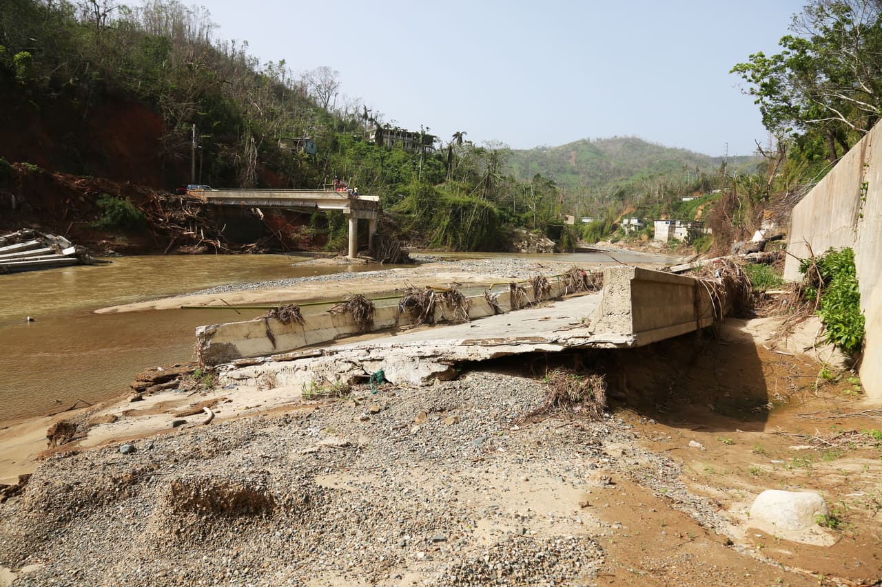 19 DE OCTUBRE 2017, UTUADO, SECTOR NUEVO LONDRES, UNA DE LAS AREA DEONDE ENTRO EL AGUA DEL RIO VIVI HASTA 5 PIES EN LAS CASAS, EN LA FOTO PIENTE DE RIO ABAJO QUE COLABSO