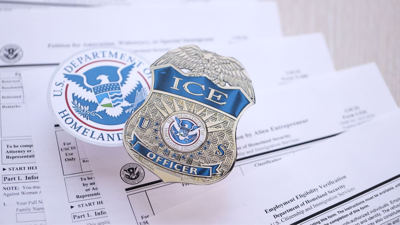 Directivos escolares dicen que agentes de inmigración intentaron entrar a una escuela, pero ICE lo niega