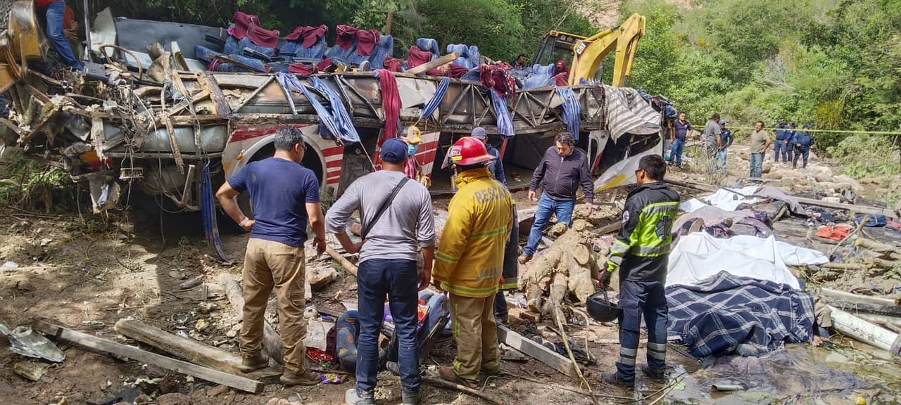 Al menos 29 muertos en México luego de que un autobús cayera en un barranco en Oaxaca