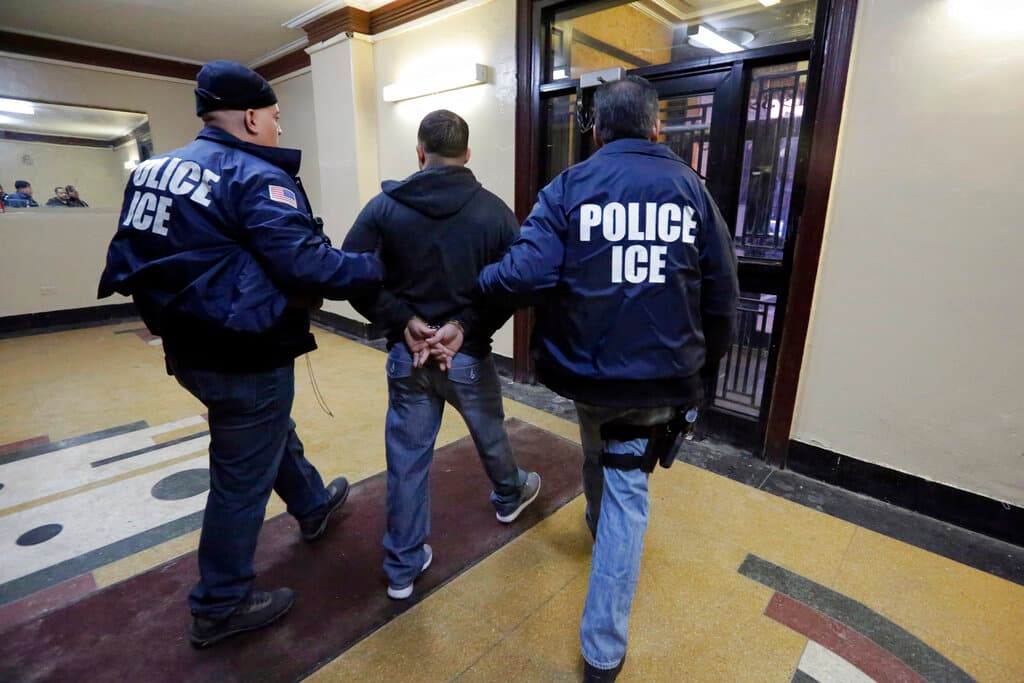 Trump planea empezar su campaña de deportaciones con una gran redada el martes en Chicago: reportes