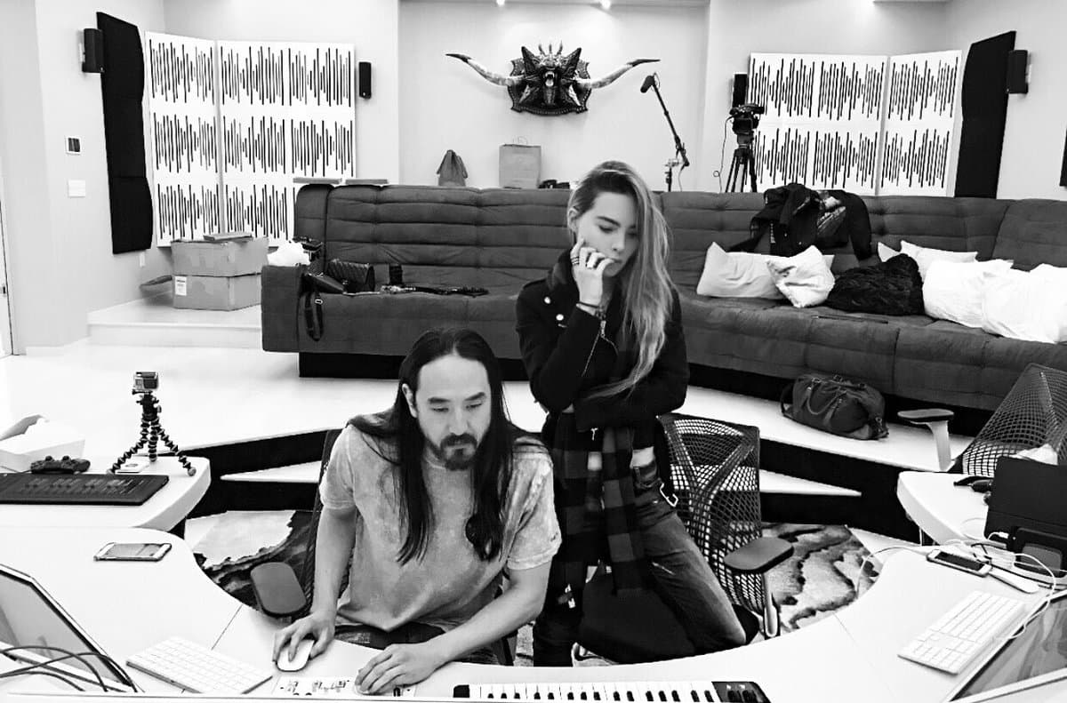 Se dice que 
<b>Criss Angel</b> fue quien presentó a 
<b><a href="http://www.univision.com/personas-belinda-peregrin-schull-e">Belinda</a></b> con el Dj Steve Aoki, quien se ofreció a colaborar con la cantante para incluir algunos de sus sonidos en su siguiente disco, haciéndola sobresalir aún más en la música a nivel internacional.