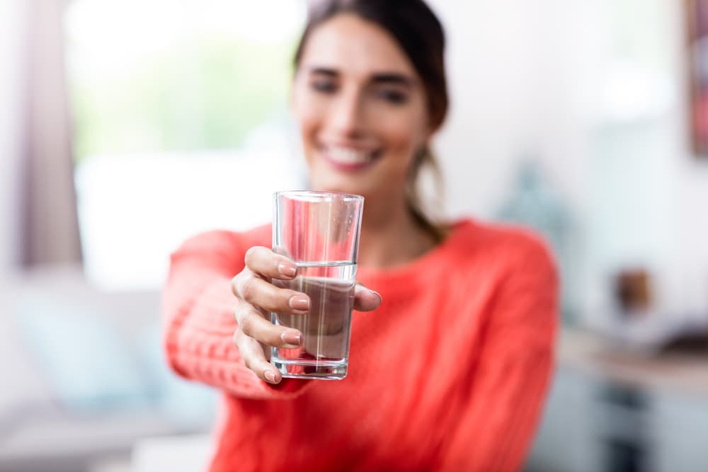 Y que dicha influencia -extraordinariamente positiva- pasaría del agua al cuerpo humano posteriormente al ingerirla. O sea, concentrar buenos pensamientos en un vaso de agua, pasar la mano por encima del vaso mientras se desea lo mejor aumentaría el poder sanador del agua.