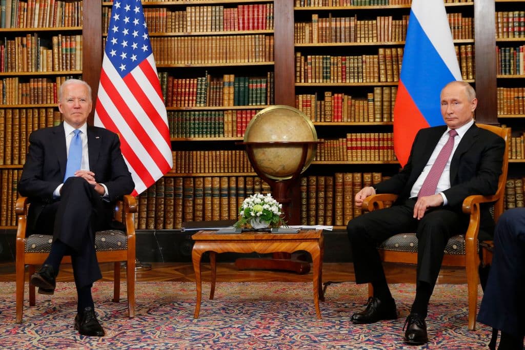 Biden se mantuvo mirando a unos papeles y afirmando con la cabeza, un gesto que algunos entendieron como una afirmación a una de las preguntas, que era si confiaba en su interlocutor ruso. Sin embargo, periodistas que estuvieron presentes y funcionarios aseguran que el presidente estadounidense no respondía a nada en específico y apenas escuchaba lo que se decía, en medio del barullo. Así arrancó el primer encuentro entre ambos presidentes.