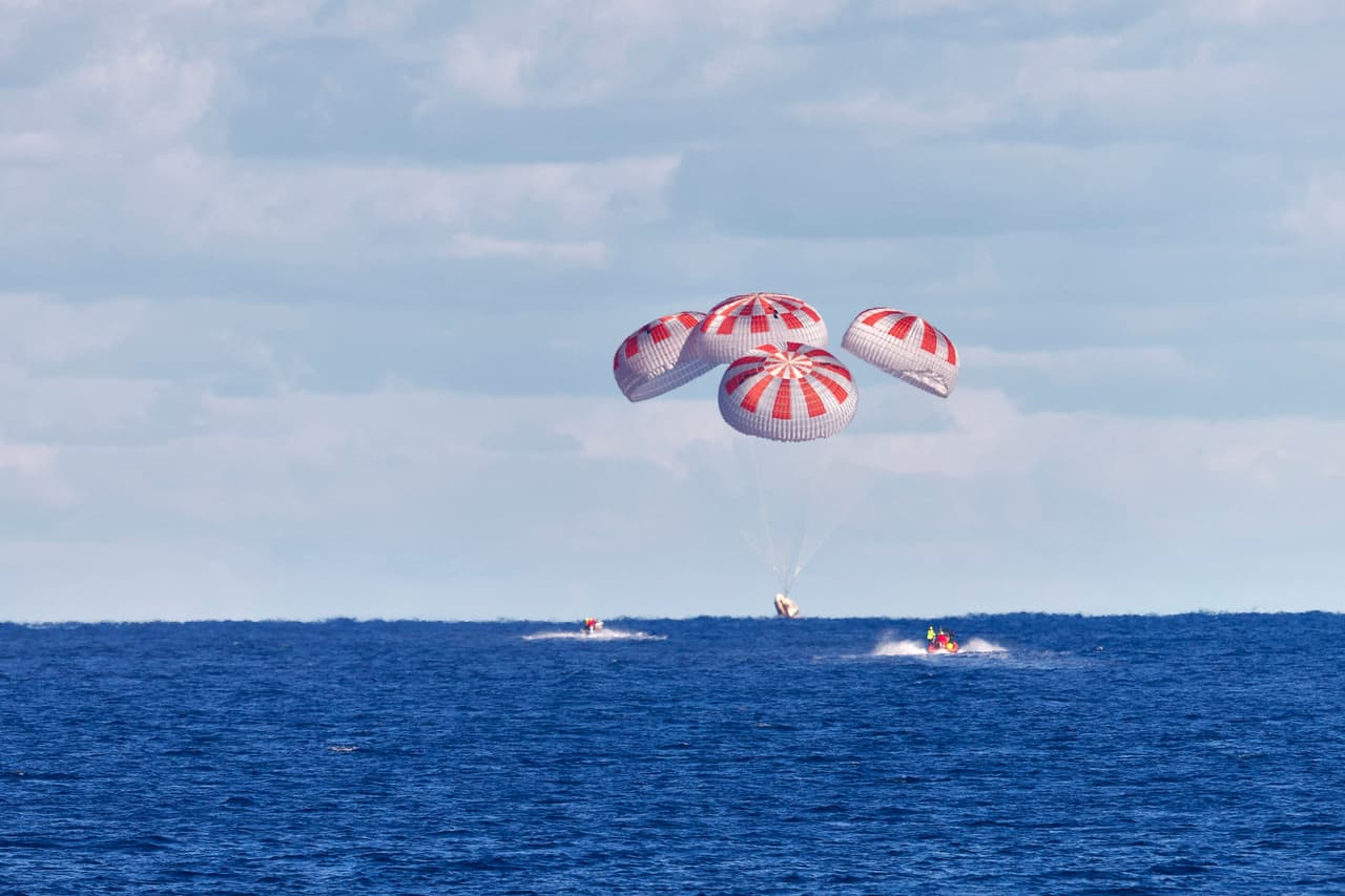Regresa a la Tierra cápsula de SpaceX tras histórica misión a la Estación Espacial Internacional