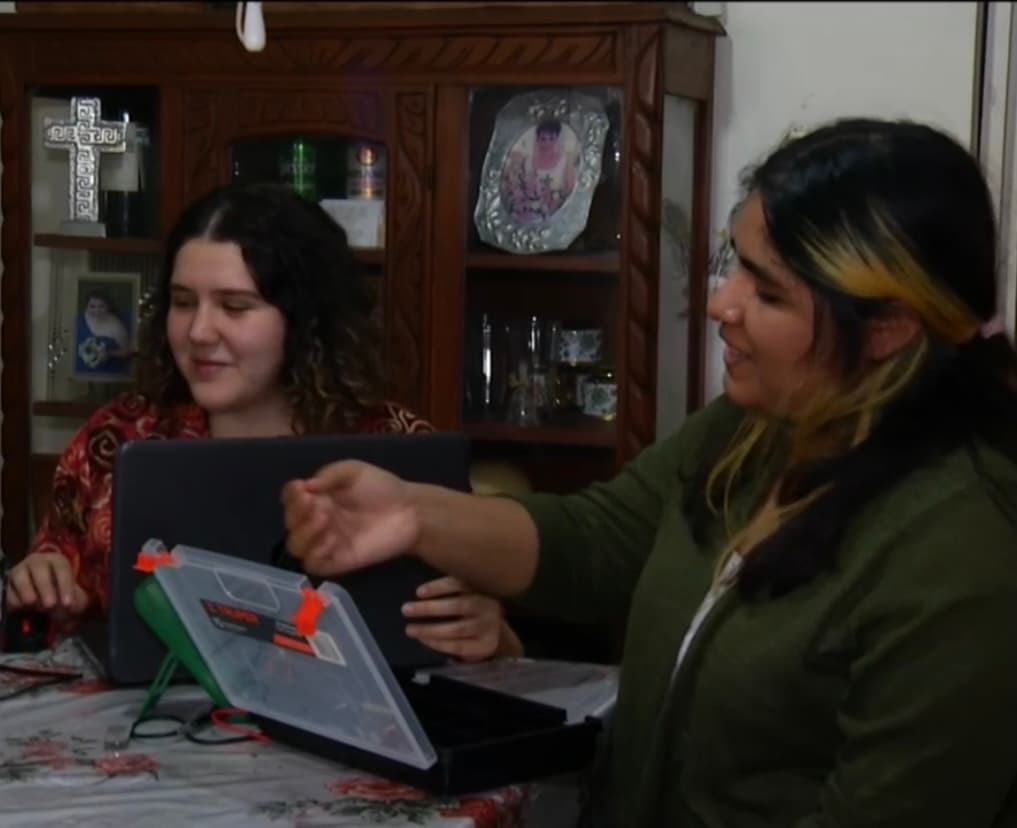 Por si fueran pocas las dificultades que Ana Laura tiene que enfrentar para llegar a Estados Unidos, también está el hecho de que la pandemia 
<b>ha modificado su rutina de estudio</b>, dejando solo en teoría una carrera que requiere de mucha práctica de campo.