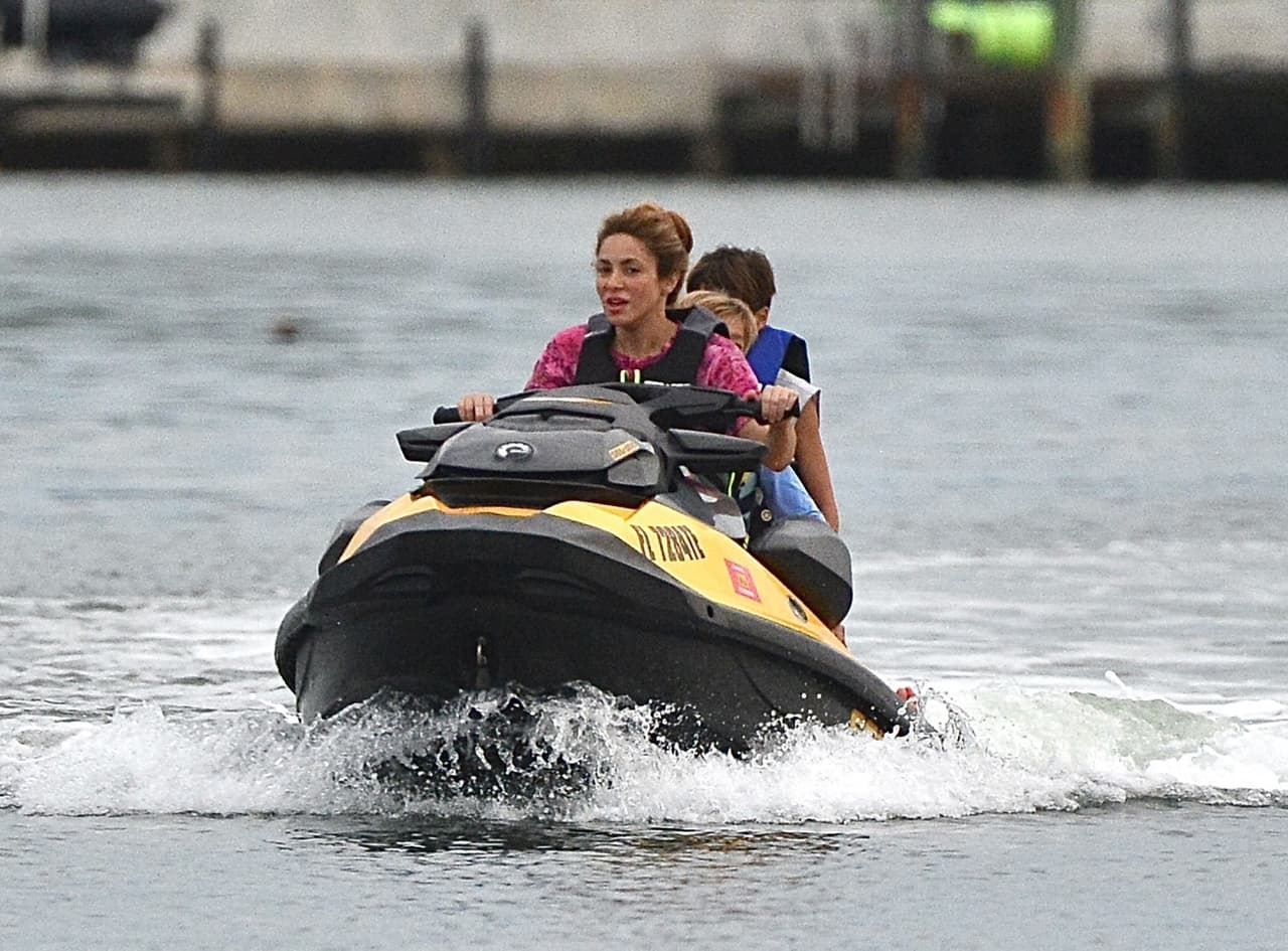 Tras sus vacaciones con su padre en Barcelona, Sasha y Milan regresaron al lado de su mamá en ‘La ciudad del sol’, donde el fin de semana 
<a href="https://www.univision.com/famosos/pique-shakira-jet-ski-hijos-miami-fotos">disfrutaron de realizar jet ski</a>. 
<br>
