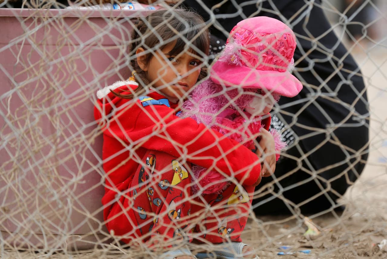Una niña iraquí que huyó de su casa junto a su familia abraza a su muñeco al llegar al campamento Hammam al-Alil ubicado al sur de Mosul el 18 de abril de 2017. Esta semana, 
<b><a href="http://www.univision.com/noticias/trending/la-imagen-de-un-fotografo-llorando-desconsolado-se-convierte-en-emblema-de-la-tragedia-de-los-ninos-en-siria">la imagen del fotógrafo sirio Abd Alkader llorando desconsoladamente</a></b> tras registrar con su cámara la muerte de 68 niños en un ataque con un auto lleno de explosivos se convirtió en el más reciente símbolo de la tragedia que sufren los menores en Oriente Medio.