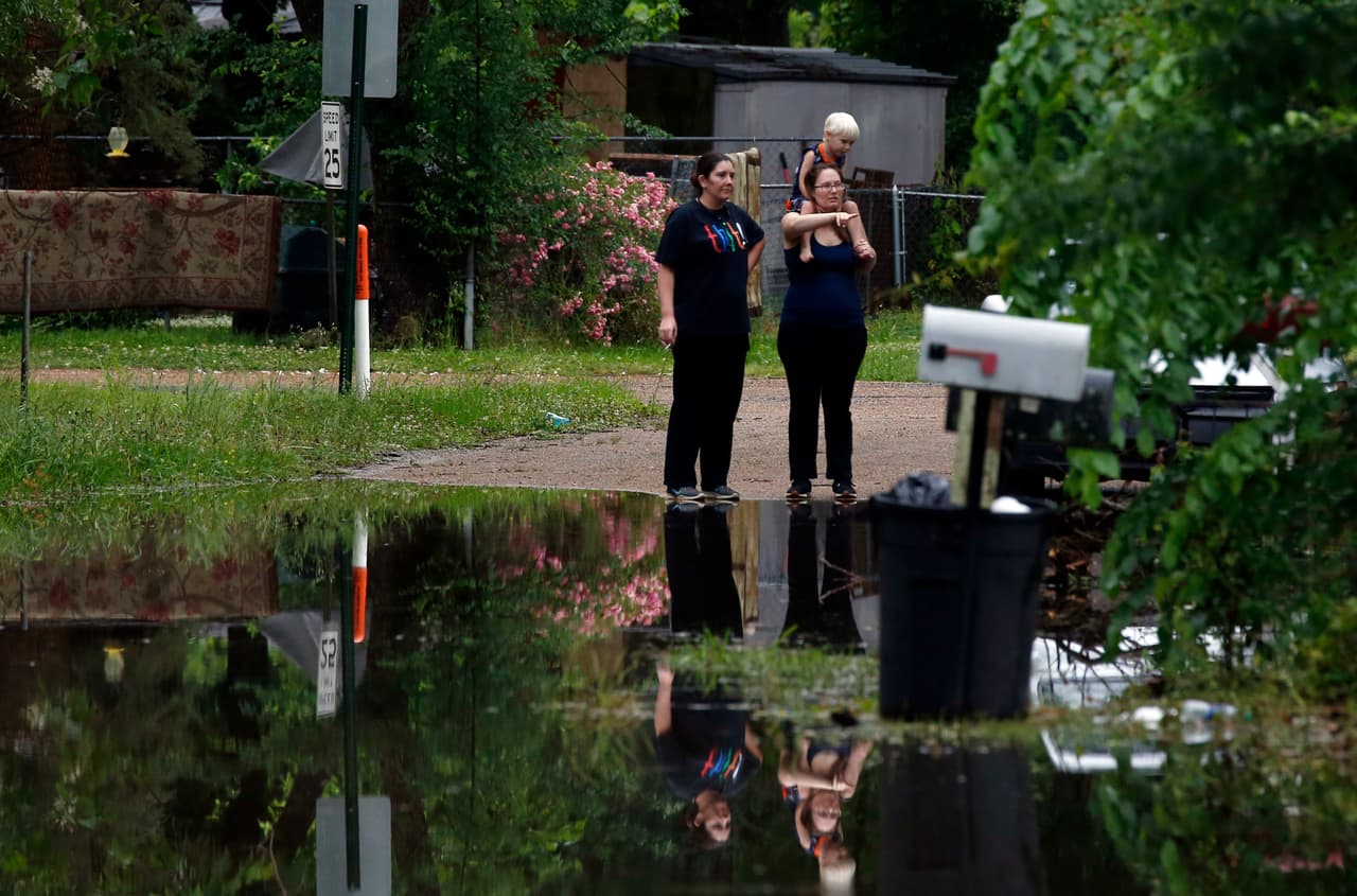 Este año en Vicksburg, Mississippi, el río superó el nivel de inundación el 17 de febrero y se mantuvo allí desde entonces. El servicio meteorológico asegura que este es el tramo más largo que se ha mantenido anegado desde la ‘Gran Diluvio’ de 1927. En la fotografía residentes de Pearl, en ese estado, después de una de las crecidas causadas por una tormenta, el 9 de mayo de 2019.