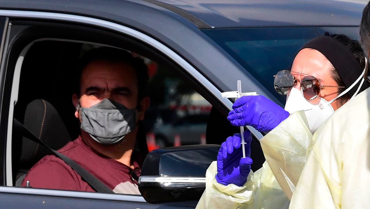 El primer aniversario de la pandemia en 
<a href="https://www.univision.com/local/los-angeles-kmex/">Los Ángeles</a> se celebra con las llegadas de las 
<a href="https://www.univision.com/local/los-angeles-kmex/como-se-distribuira-la-vacuna-del-coronavirus-que-anuncio-newsom-este-lunes-fotos">vacunas</a> de 
<a href="https://www.univision.com/local/los-angeles-kmex/panel-de-expertos-en-california-revisa-la-vacuna-pfizer-autorizada-para-uso-de-emergencia-por-la-fda">Pfizer</a> y 
<a href="https://www.univision.com/local/los-angeles-kmex/dosis-vacuna-moderna-coronavirus-california">Moderna</a>, la esperanza de los antídotos parece diluirse entre la falta de 
<a href="https://www.univision.com/local/los-angeles-kmex/vacuna-covid-19-los-angeles-mayores-65-anos-1">dosis suficientes</a> para inocular a los grupos de mayor riesgo.
<br>
<br>
<b><a href="https://www.univision.com/local/los-angeles-kmex/vacuna-covid-19-los-angeles-mayores-65-anos">Dónde y cuándo puedes vacunarte si eres tienes 65 o más y vives en el condado de Los Ángeles.</a></b>