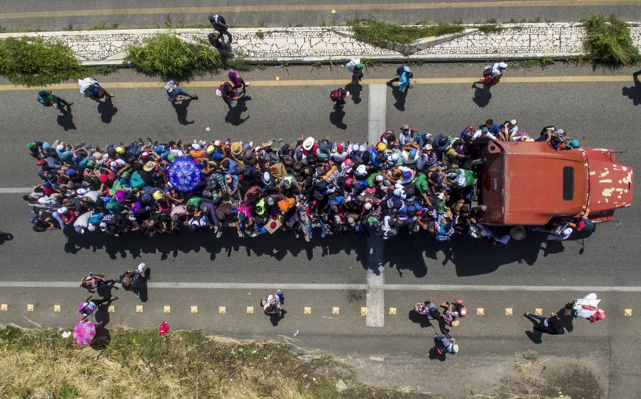 <b>Un aventón en el sur de México.</b> La caravana migrante que salió de Honduras a principios de octubre 
<a href="https://www.univision.com/noticias/inmigracion/impactantes-imagenes-aereas-de-la-caravana-de-migrantes-que-va-rumbo-a-la-frontera-sur-de-eeuu-fotos">recorrió a pie, en tren, autobuses y camiones más de 2,000 millas hasta la frontera con EEUU</a>. En la fotografía, tomada el 22 de octubre de 2018, un grupo de viajantes subió a la carga de un camión entre Tapachula y Huixtla, en el estado de Chiapas, México.