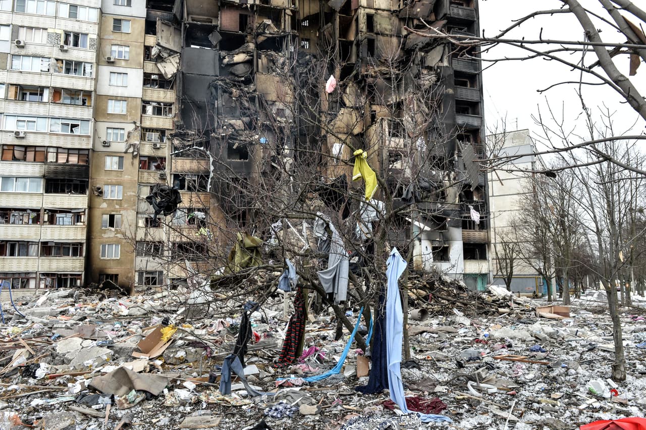 El alcalde de Kiev, Vitali Klitschko, informó que la invasión rusa ha hecho huir a 
<a href="http://uni.vi/Hz7W103t7wq" target="_blank">la mitad de la población de la capital ucraniana</a>. “Uno de cada dos habitantes de Kiev dejó la ciudad. Hoy se encuentran en ella algo menos de dos millones de personas”, dijo Klitschko en declaraciones a la televisión local.