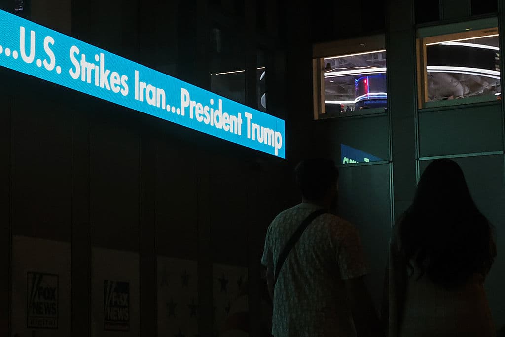 Para los asistentes al Desfile de las Sirenas en Coney Island la noche no fue tan divertida como el día, pues al igual que el resto del mundo, conocieron sobre el ataque de Estados Unidos a tres instalaciones nucleares de 
<b><a href="https://www.univision.com/noticias/politica/entro-eeuu-en-una-guerra-contra-iran" target="_blank">Irán, país que ha prometido represalias. </a></b>