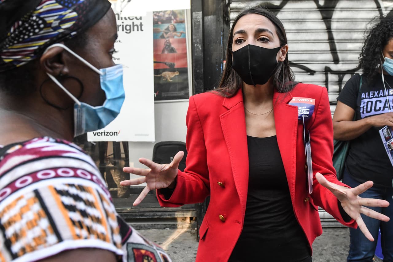 Alexandria Ocasio-Cortez entre los latinos que acompañarán a Biden en su nominación como candidato presidencial