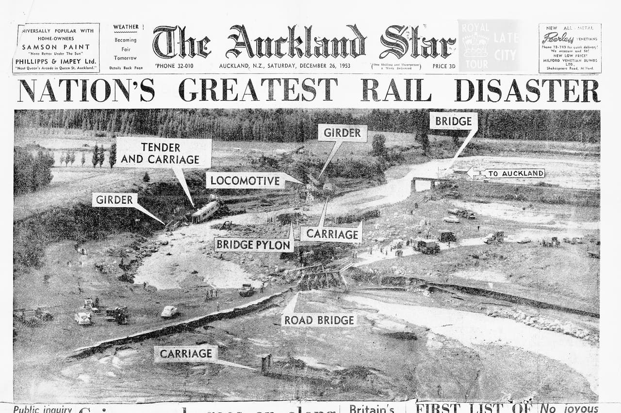 <b>Puente ferroviario sobre el río Whangaehu, Nueva Zelanda (1953)</b>
<br>
<br>
<b>153 fallecidos. </b>
<br>
<br>En la noche del 24 de diciembre un puente de una zona rural de Nueva Zelanda se desplomó cuando cruzaba un tren que llevaba 285 pasajeros. Minutos antes un deslizamiento de tierra volcánica había socavado las bases de la estructura.
<br>
<br>Seis vagones del ferrocarril se hundieron en el río y 153 personas fallecieron. Los tripulantes perdieron la vida en el accidente pero antes pudieron aplicar el freno de emergencia 
<a href="https://www.history.com/news/deadly-bridge-collapses" target="_blank">para impedir que tres vagones del tren salieran de las vías</a>. En ese momento la reina Isabel II se encontraba en Nueva Zelanda y 
<a href="https://nzhistory.govt.nz/culture/tangiwai-railway-disaster/wrong-place"><u>dedicó la transmisión radial navideña que hizo desde Auckland a las víctimas de la tragedia</u></a>.