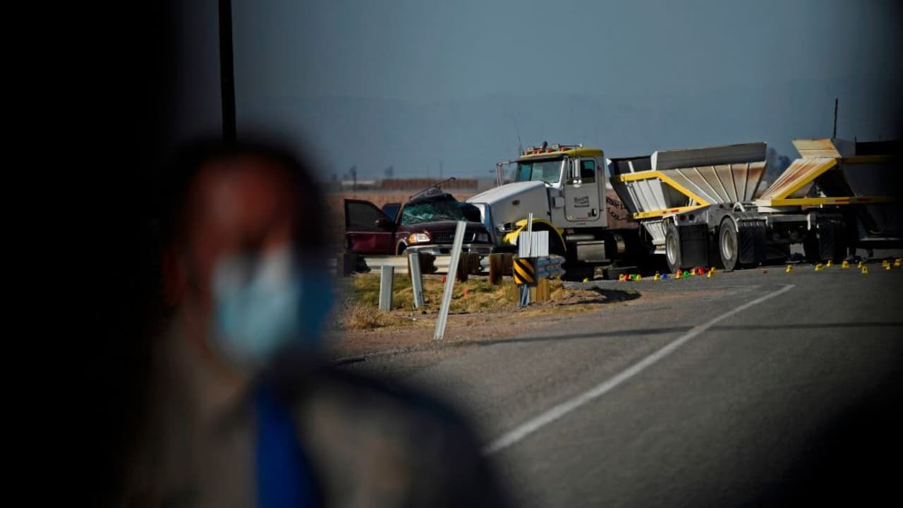 La tragedia ocurrida en la mañana de este martes se dio por el choque entre una camioneta Ford Expedition y un camión de carga cerca de la frontera con México. Las autoridades de California informaron que la camioneta siniestrada transportaba a 25 pasajeros, aunque la capacidad máxima permitida es de apenas ocho, y analizan la hipótesis de que las víctimas aparentemente buscaban entrar de manera ilegal a Estados Unidos. Diez de los fallecidos eran mexicanos.