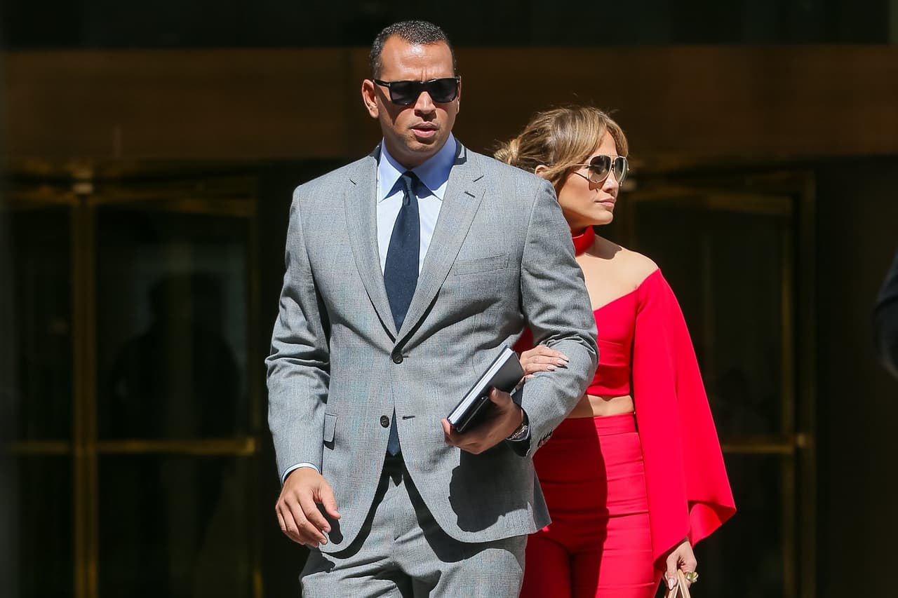El 3 de abril la pareja sorprendió cuando se aparecieron en un edificio de oficinas en Nueva York. Según reportó el portal TMZ, el expelotero llevó a Jennifer López a una cita de trabajo. 
<br>