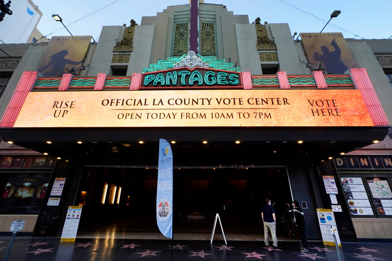 El legendario teatro The Hollywood Pantages Theatre encendió sus marquesinas por primera vez tras la declaración de la pandemia, para anunciar que el histórico espacio se convirtió en centro oficial de votación en el condado de Los Ángeles.