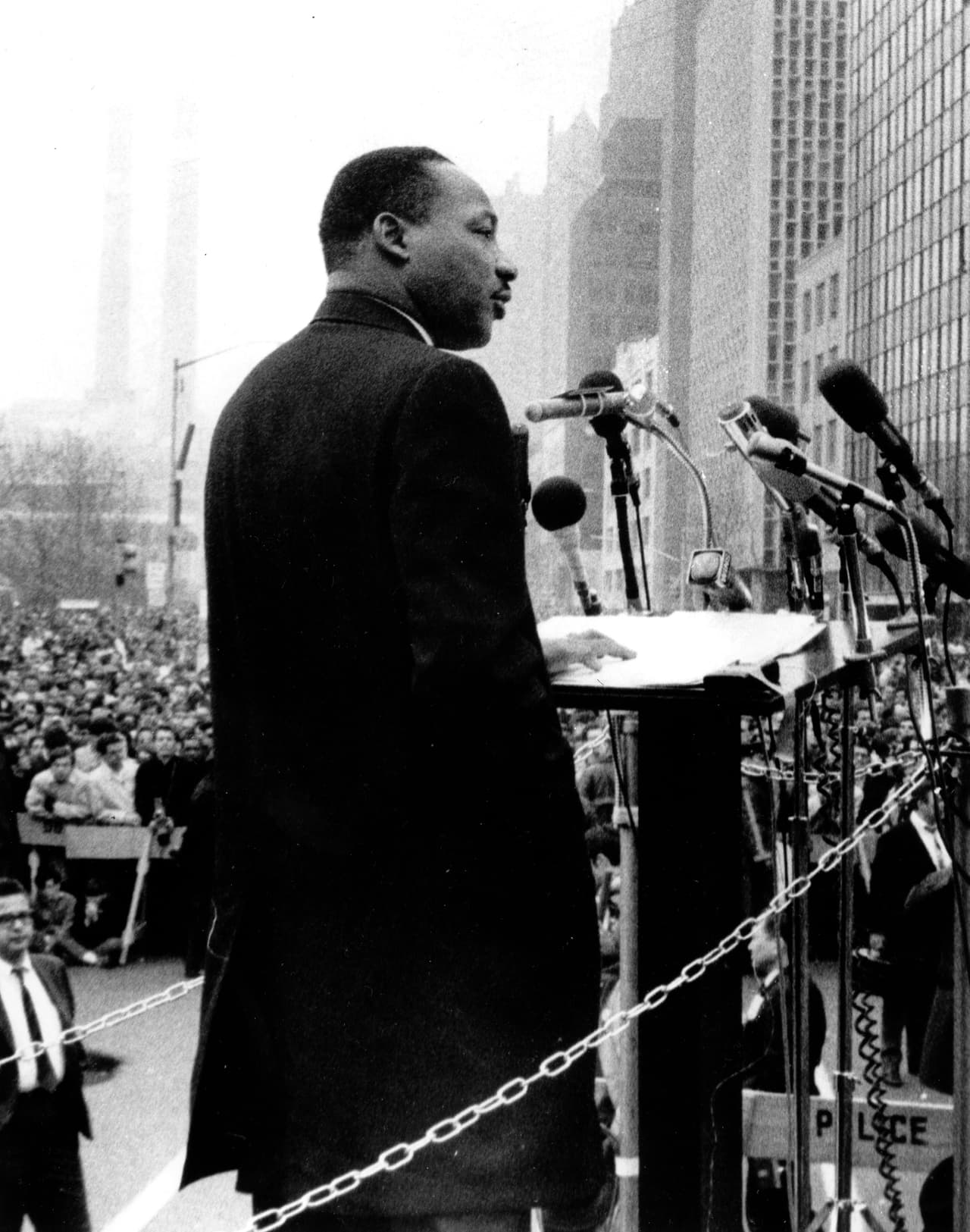 <b>Contra la Guerra de Vietnam (Nueva York, 1967)</b>
<br>
<br>King comenzó a expresar públicamente sus dudas sobre el papel de Estados Unidos en la Guerra de Vietnam desde 1965. Pronunció un discurso frente al edificio de las Naciones Unidas donde denunció que el país trataba a Vietnam como una colonia. Expresó que el gobierno era "el más grande proveedor de violencia en el mundo de hoy" e insistió en que el país tenía necesidad de “un gran cambio moral”.