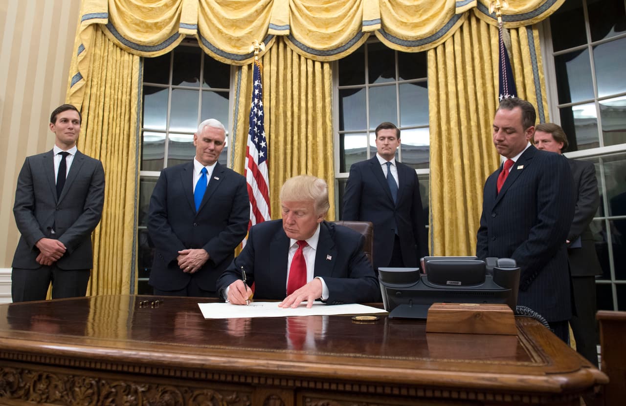 <b>Decoración para el primer día. </b>El cambio de cortinas se pudo ver el mismo día de la toma de posesión de Donald Trump el 20 de enero. Bill Clinton y George W. Bush también usaron un tono dorado para las cortinas.